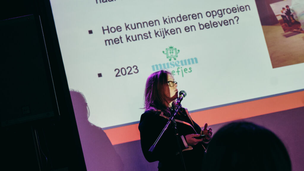 Project Spreker bij 'Cracks in the System'