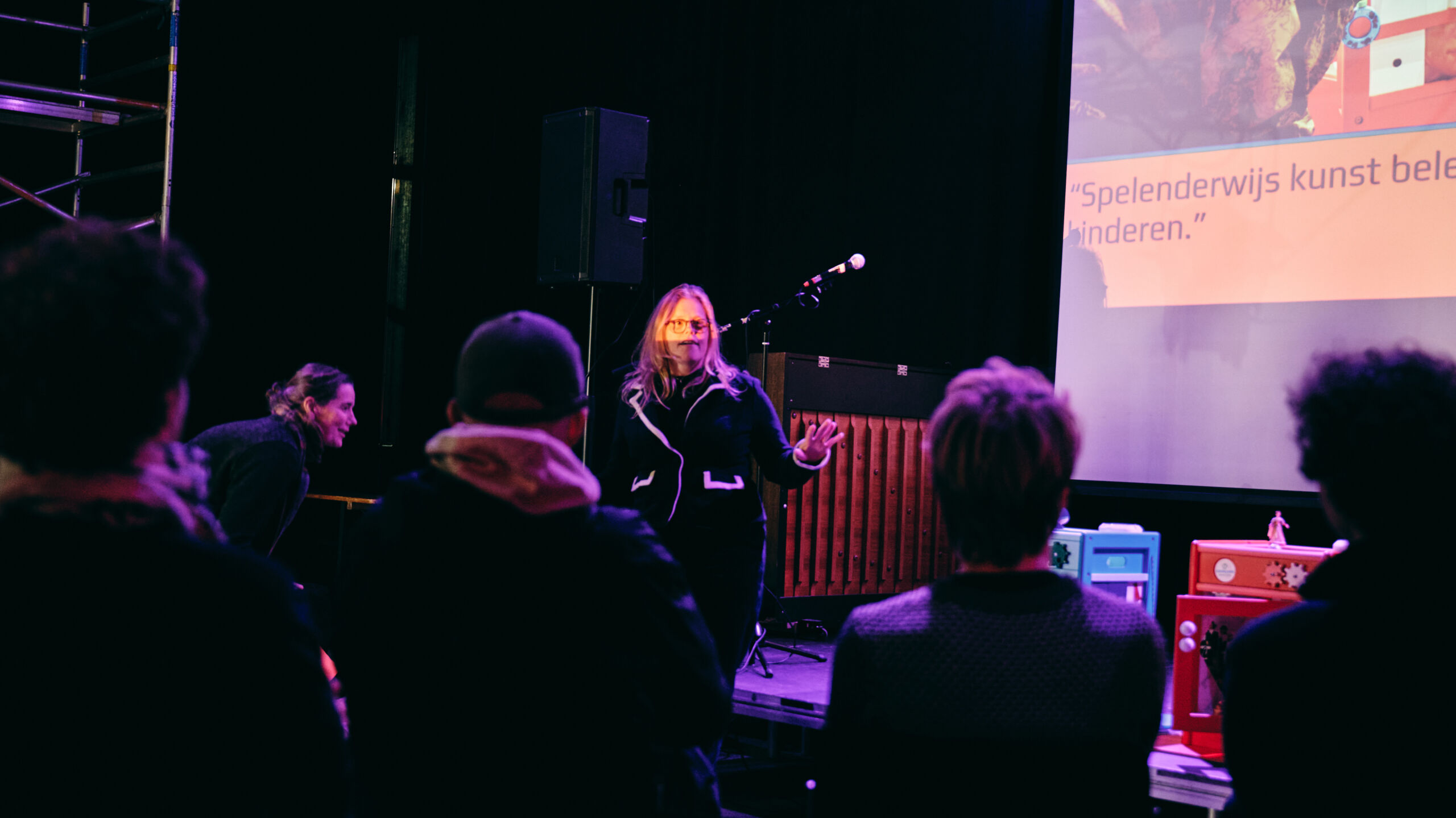 Project Spreker bij 'Cracks in the System'